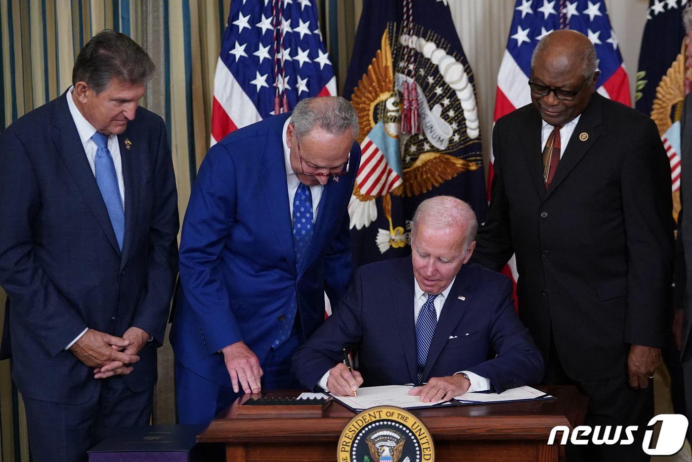 조 바이든 미국 대통령이 16일(현지시간) 백악관에서 민주당이 발의한 '인플레이션 감축법'에 최종 승인을 위한 서명을 하고 있다. 2022.08.16 ⓒ AFP=뉴스1 ⓒ News1 정윤미 기자