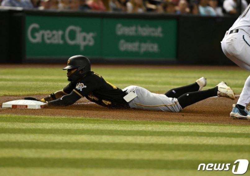 본문 이미지 -  논란이 된 로돌포 카스트로의 슬라이딩. ⓒ AFP=뉴스1