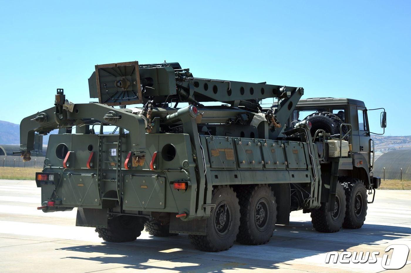 본문 이미지 - 러시아 방공미사일 S-400 일부가 터키 앙카라 북서쪽의 무르테드 공군 기지에서 트럭에 하역된 모습.  ⓒ AFP=뉴스1