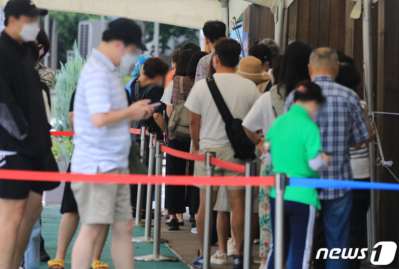 본문 이미지 - 17일 오전 서울 송파구보건소에 마련된 신종 코로나바이러스 감염증(코로나19) 선별진료소에서 시민들이 검사를 받기 위해 줄을 서고 있다.  2022.8.17/뉴스1 ⓒ News1 구윤성 기자