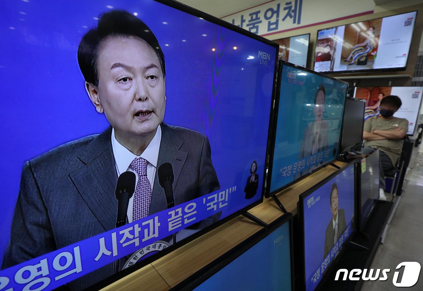 본문 이미지 - 17일 오전 서울 용산구 용산전자랜드에서 시민들이 윤석열 대통령 취임 100일 기자회견을 TV 생중계를 통해 지켜보고 있다. 2022.8.17/뉴스1 ⓒ News1 신웅수 기자
