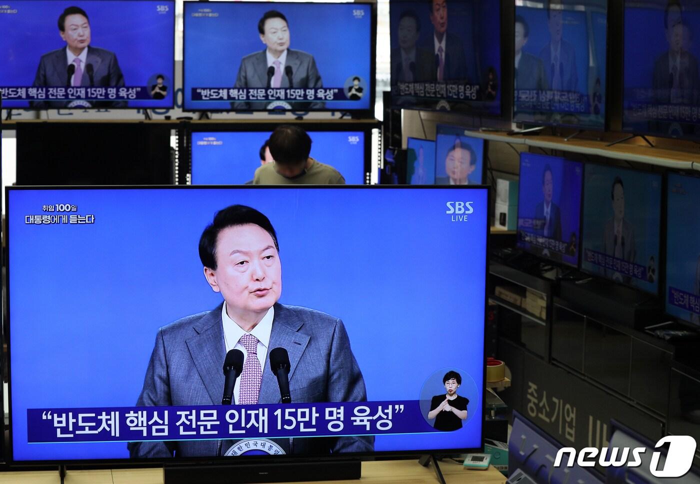 본문 이미지 - 17일 오전 서울 용산구 용산전자랜드에서 시민들이 윤석열 대통령 취임 100일 기자회견을 TV 생중계를 통해 지켜보고 있다. 2022.8.17/뉴스1 ⓒ News1 신웅수 기자