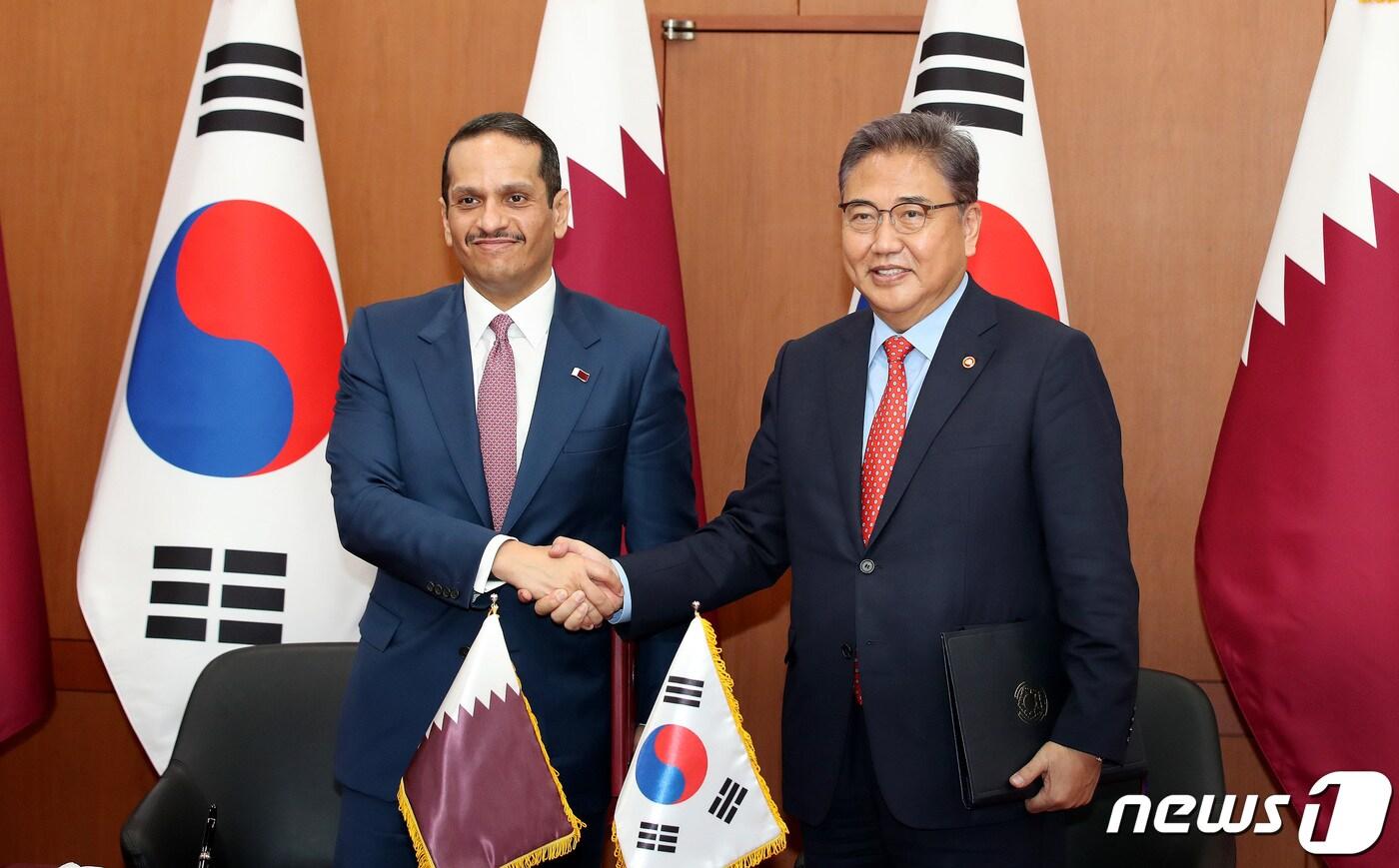 본문 이미지 - 박진 외교부 장관(오른쪽)과 무함마드 빈 압둘라흐만 알 사니 카타르 부총리 겸 외교장관. 2022.8.17/뉴스1 ⓒ News1 박지혜 기자
