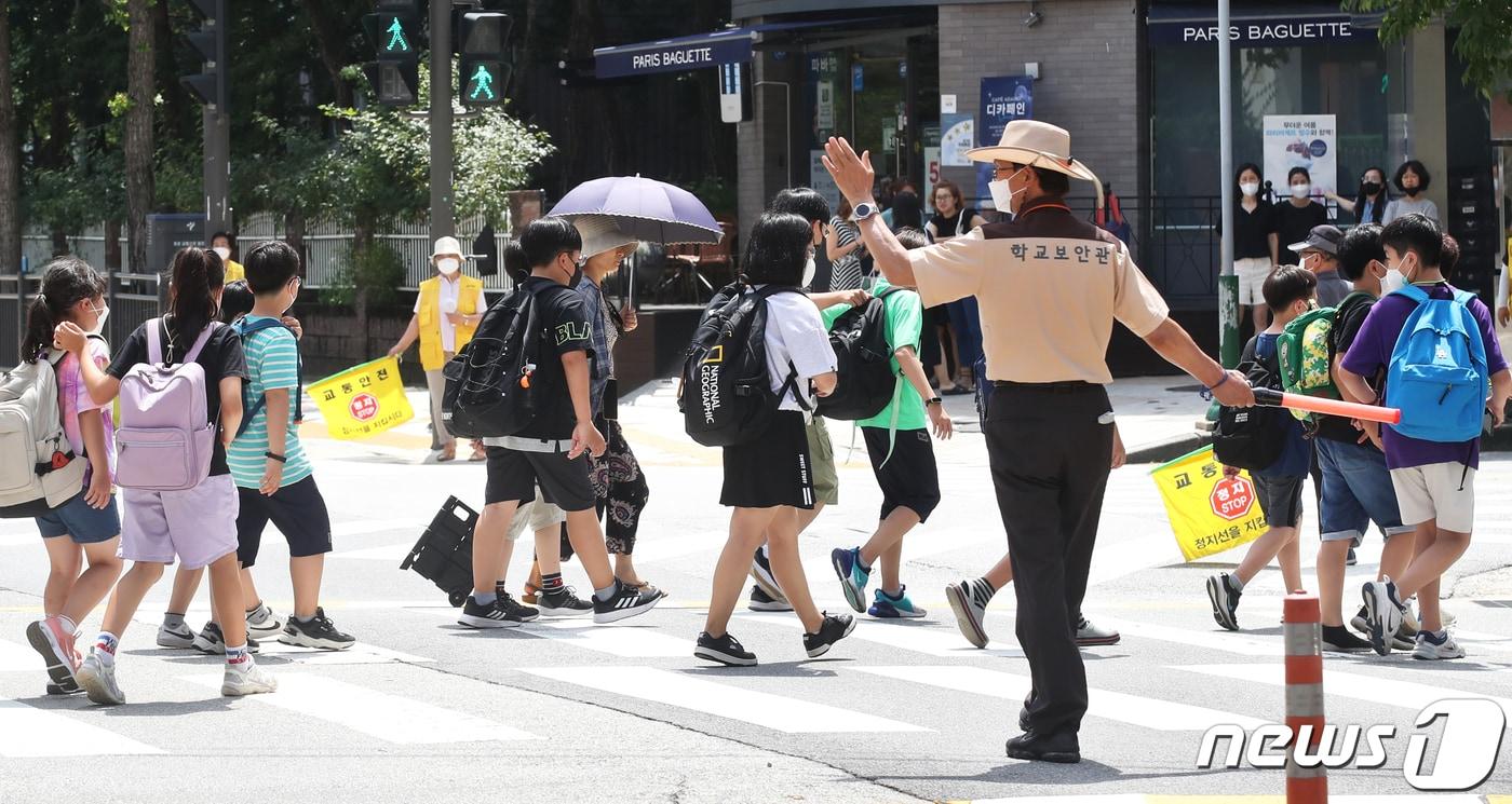 본문 이미지 - 초등학교 개학이 시작된 지난 17일 오후 서울 시내의 한 초등학교에서 개학을 맞은 학생들이 수업을 마치고 하교하고 있다. /뉴스1 ⓒ News1 송원영 기자