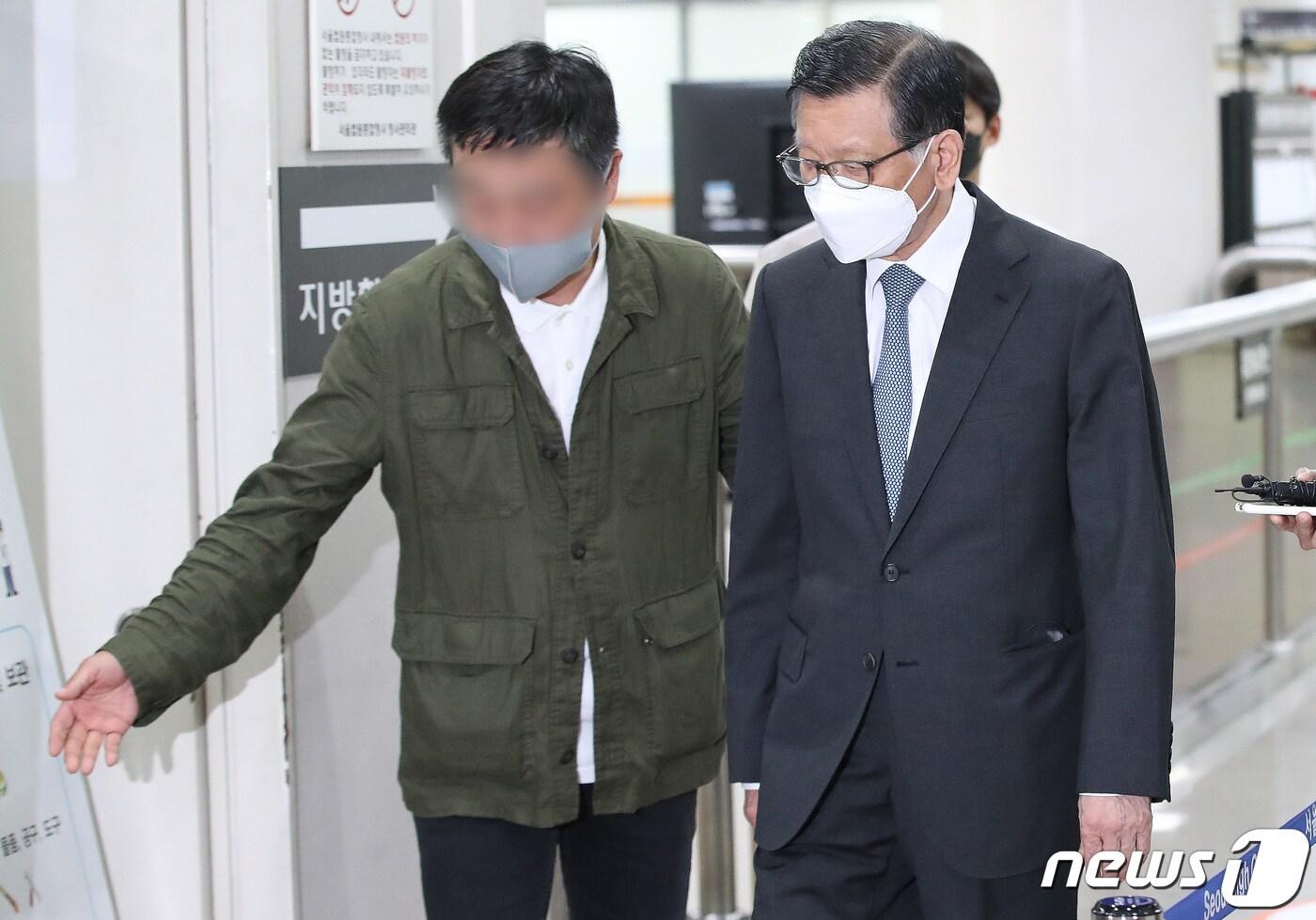 본문 이미지 - 계열사 부당지원 혐의를 받는 박삼구 전 금호아시아나그룹 회장이 17일 오후 서울 서초구 중앙지방법원에서 열리는 특정경제범죄 가중처벌 등에 관한 법률위반(횡령) 관련 공판에 출석하고 있다. 2022.8.17/뉴스1 ⓒ News1 임세영 기자