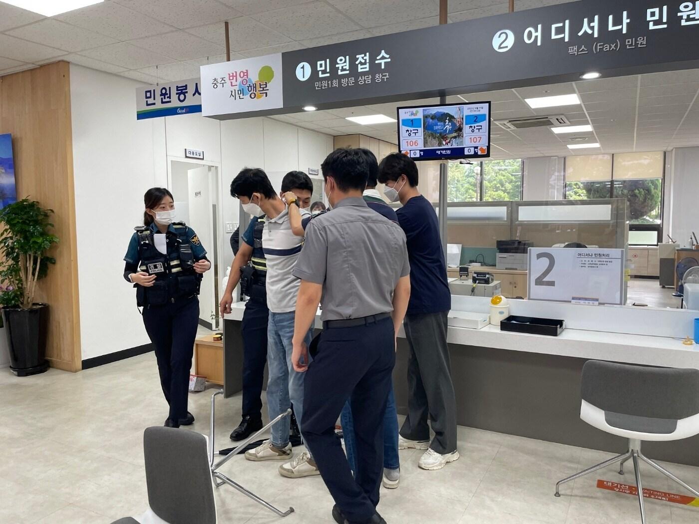 본문 이미지 - 17일 충북 충주시가 악성 민원에 대비해 경찰과 합동으로 모의훈련을 했다고 밝혔다. 사진은 모의훈련 모습.(충주시 제공)2022.8.17/뉴스1