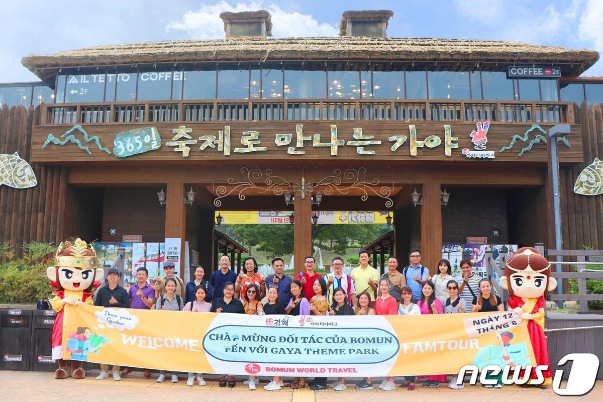 본문 이미지 - 지난 12일 베트남 관광객들이 팸투어를 통해 가야테마파크를 방문해 단체사진을 찍고 있다. (김해시 제공)
