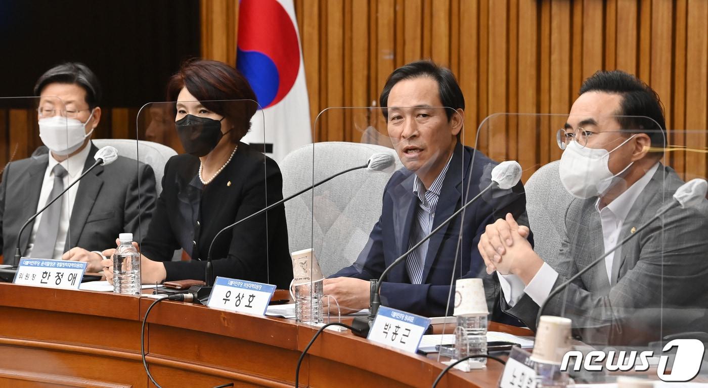 본문 이미지 - 우상호 더불어민주당 비상대책위원장이 17일 서울 여의도 국회에서 '경찰국 신설, 무엇이 문제인가?'란 주제로 열린 윤석열 정권 경찰장악대책위원회 간담회에서 인사말을 하고 있다. (공동취재) 2022.8.17/뉴스1 ⓒ News1 유승관 기자