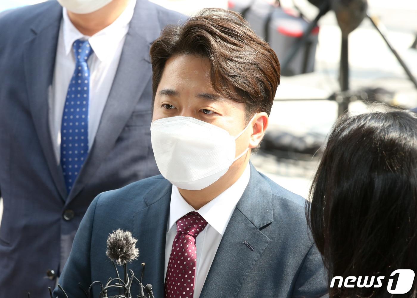 본문 이미지 - 이준석 전 국민의힘 대표가 17일 당 비상대책위원회 효력을 정지해달라며 낸 가처분 신청 사건 심문에 출석하기 위해 서울 양천구 남부지방법원에 도착, 취재진 질문에 답하고 있다. 2022.8.17/뉴스1 ⓒ News1 국회사진취재단