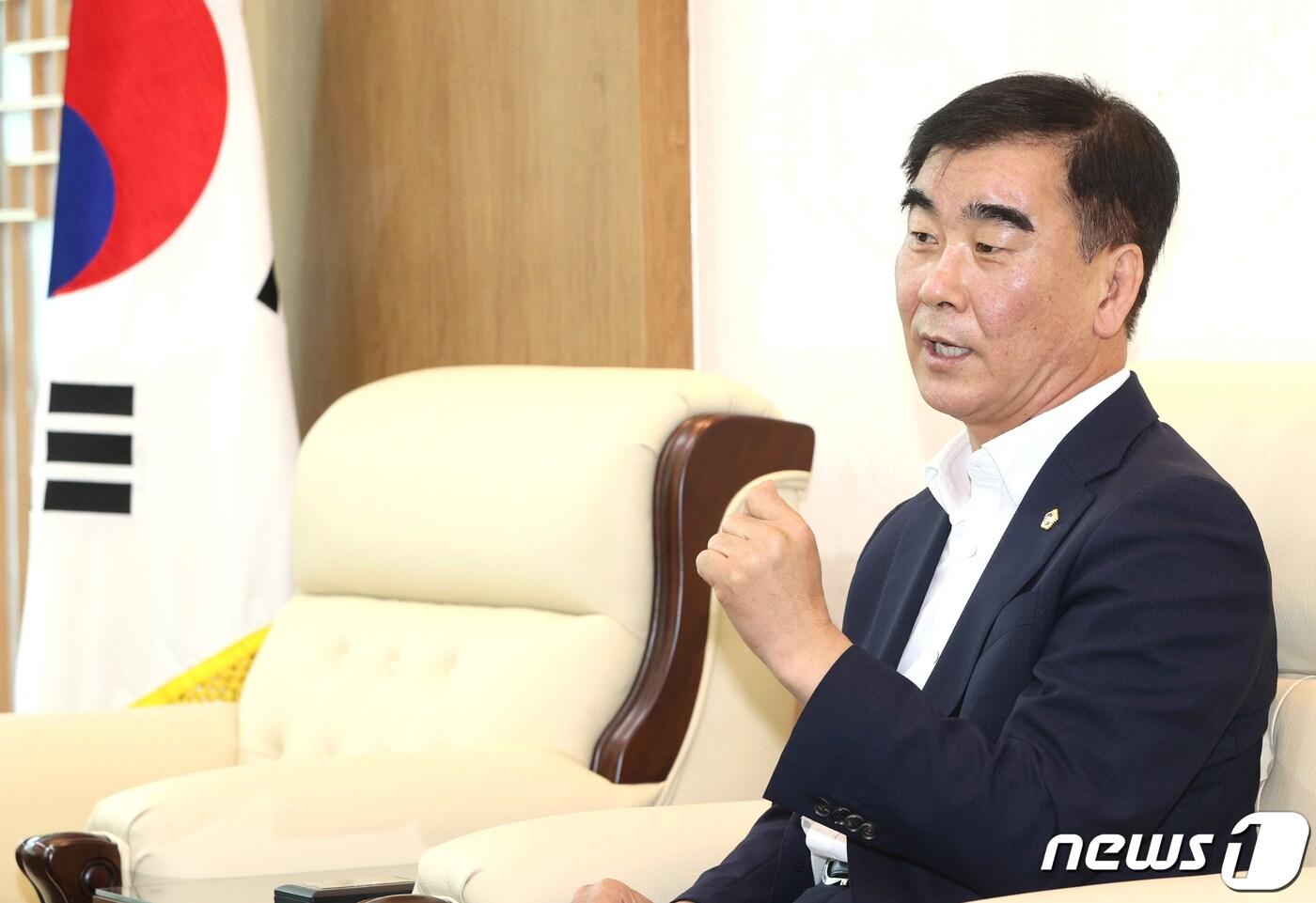 본문 이미지 - 염종현 경기도의회 의장이 17일 오후 집무실에서 기자간담회를 갖고 여러 현안에 대한 견해를 밝혔다.(경기도의회 제공)/