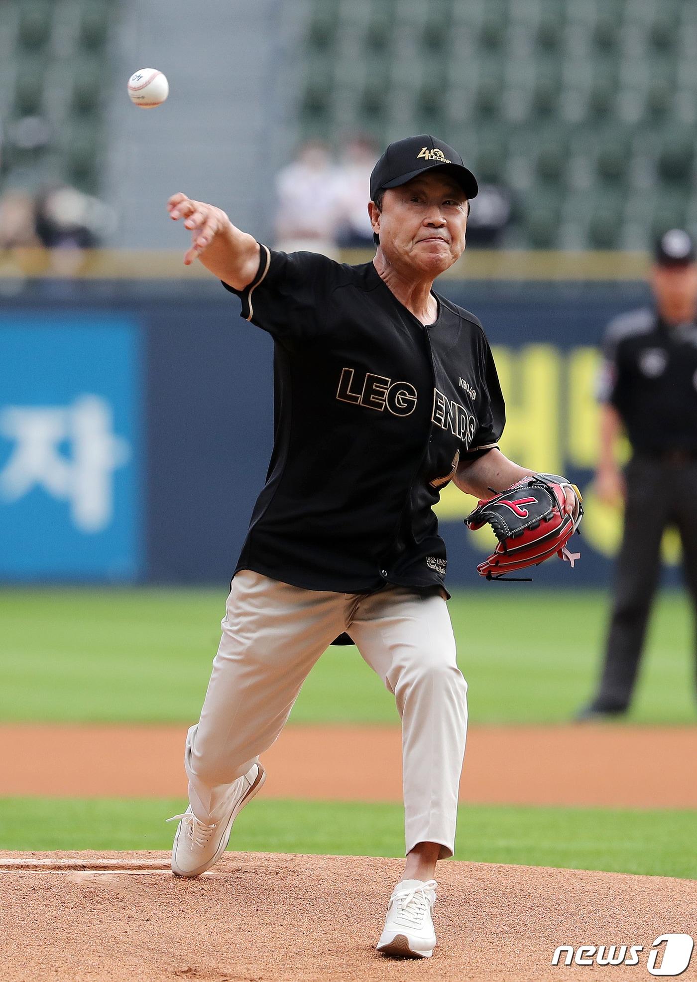 본문 이미지 - 17일 오후 서울 송파구 잠실야구장에서 열린 '2022 신한은행 SOL KBO리그’ 삼성 라이온즈와 LG 트윈스의 경기를 앞두고 KBO 레전드 40인에 선정된 김재박 전 감독이 시구를 하고 있다. 2022.8.17/뉴스1 ⓒ News1 김진환 기자