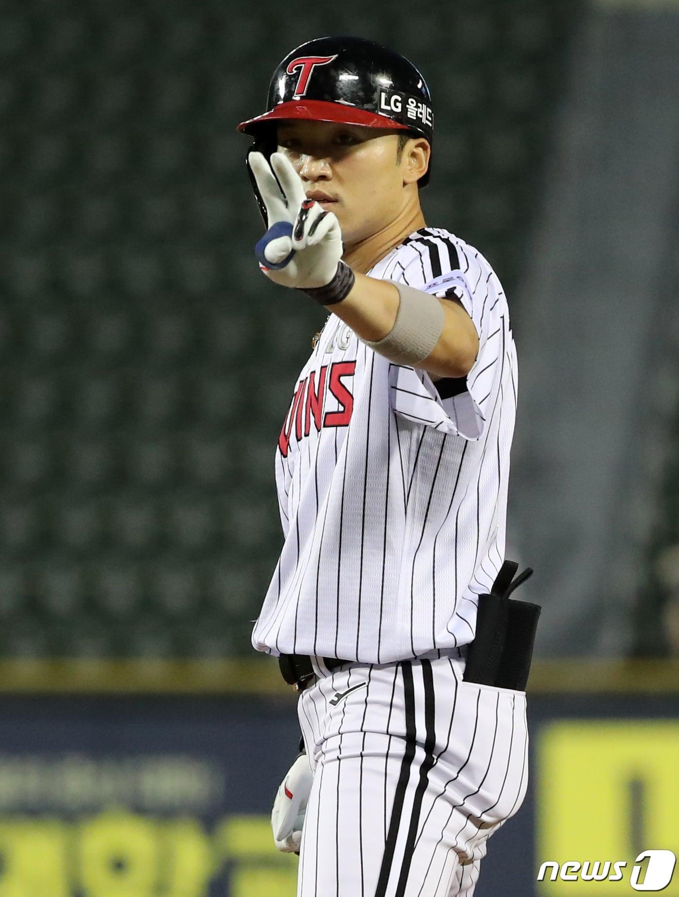 본문 이미지 - 17일 오후 서울 송파구 잠실야구장에서 열린 '2022 신한은행 SOL KBO리그’ 삼성 라이온즈와 LG 트윈스의 경기, LG 박해민이 2회말 무사 만루에서 적시타를 친 후 세리머니를 하고 있다. 2022.8.17/뉴스1 ⓒ News1 김진환 기자