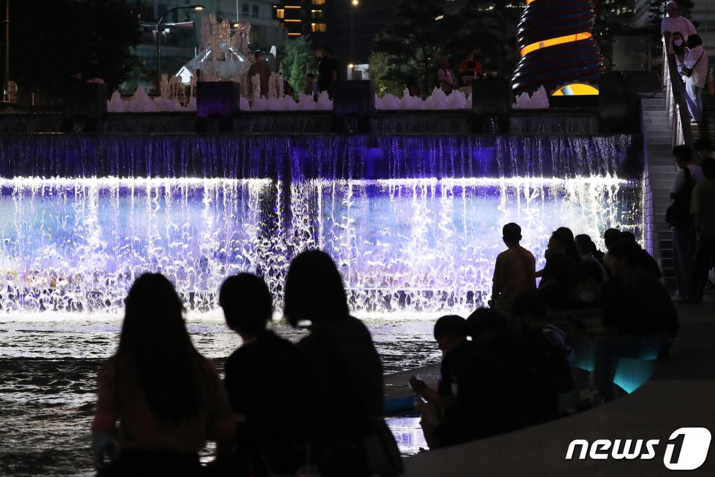 본문 이미지 - 수도권 지역에 열대야가 주춤한 17일 오후 서울 청계천에서 시민들이 휴식을 취하고 있다. 2022.8.17/뉴스1 ⓒ News1 황기선 기자