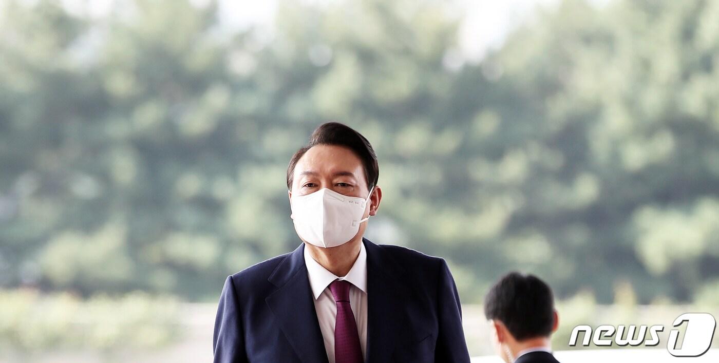 본문 이미지 - 윤석열 대통령이 18일 오전 용산 대통령실 청사로 출근하고 있다. 2022.8.18/뉴스1 ⓒ News1 오대일 기자