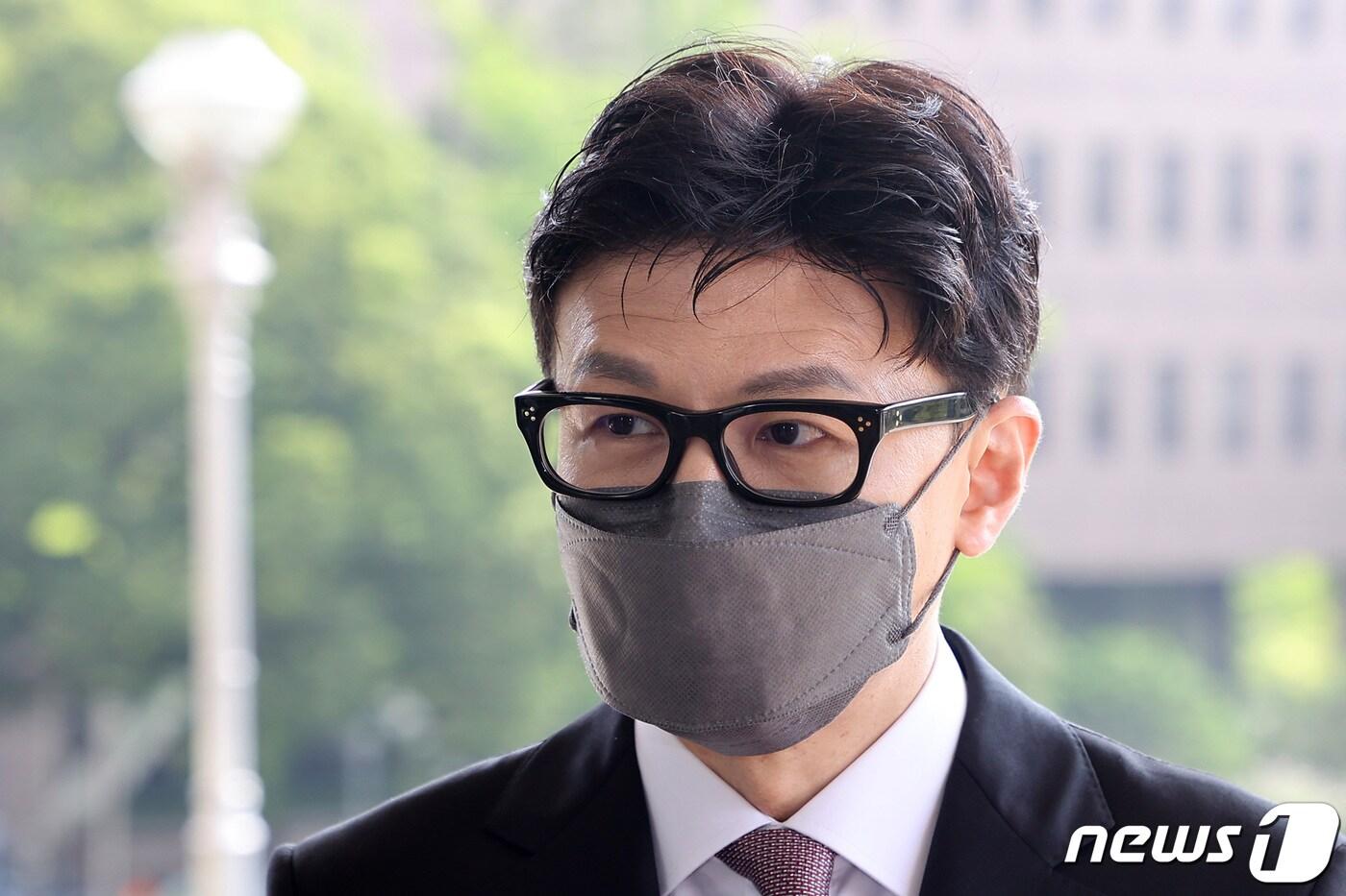 본문 이미지 - 한동훈 법무부 장관이 18일 경기도 과천 정부과천청사 내 사무실로 출근하며 취재진의 질문에 답변하고 있다. 2022.8.18/뉴스1 ⓒ News1 조태형 기자