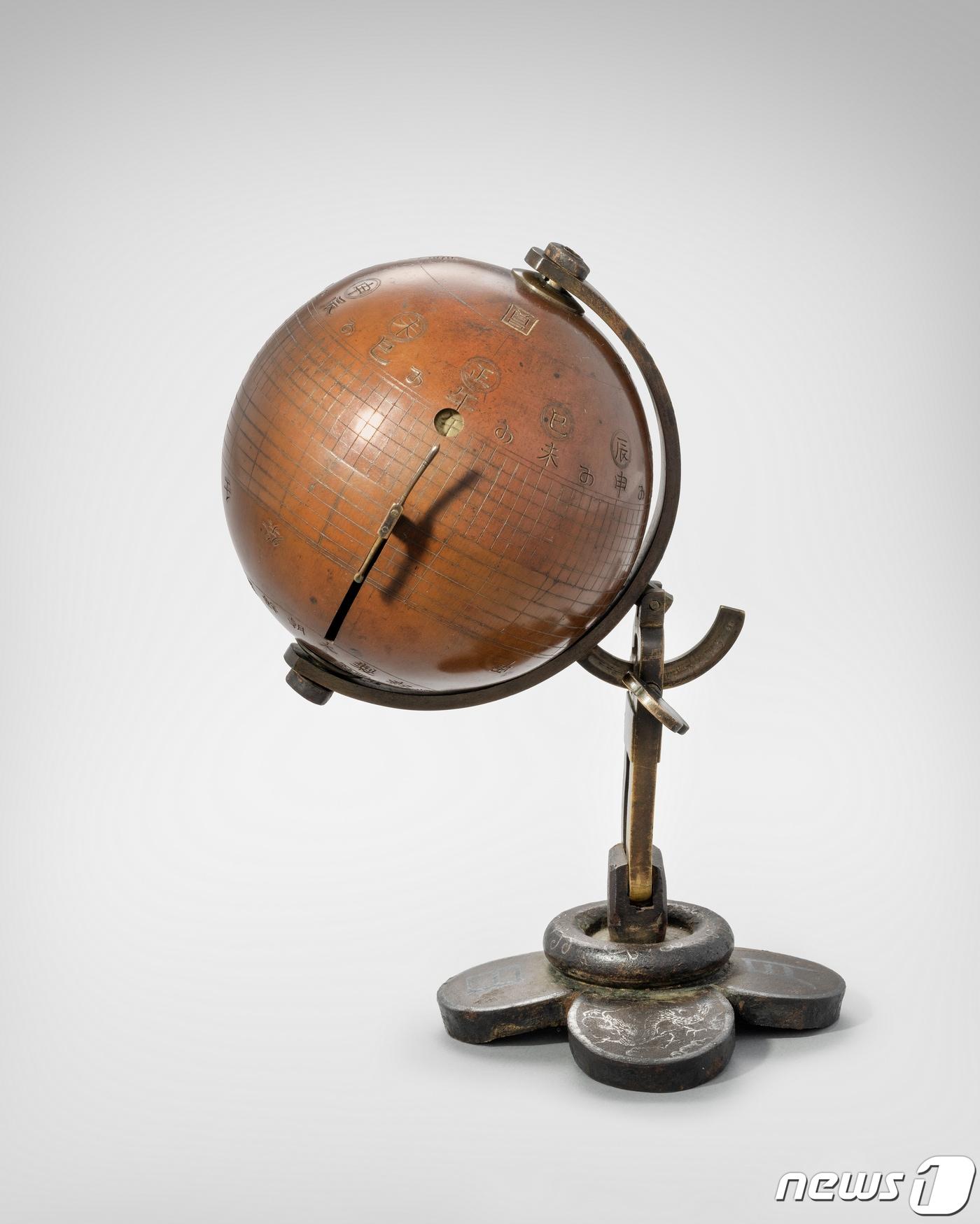 본문 이미지 -  휴대형 소형 해시계 '일영원구'. (문화재청) 