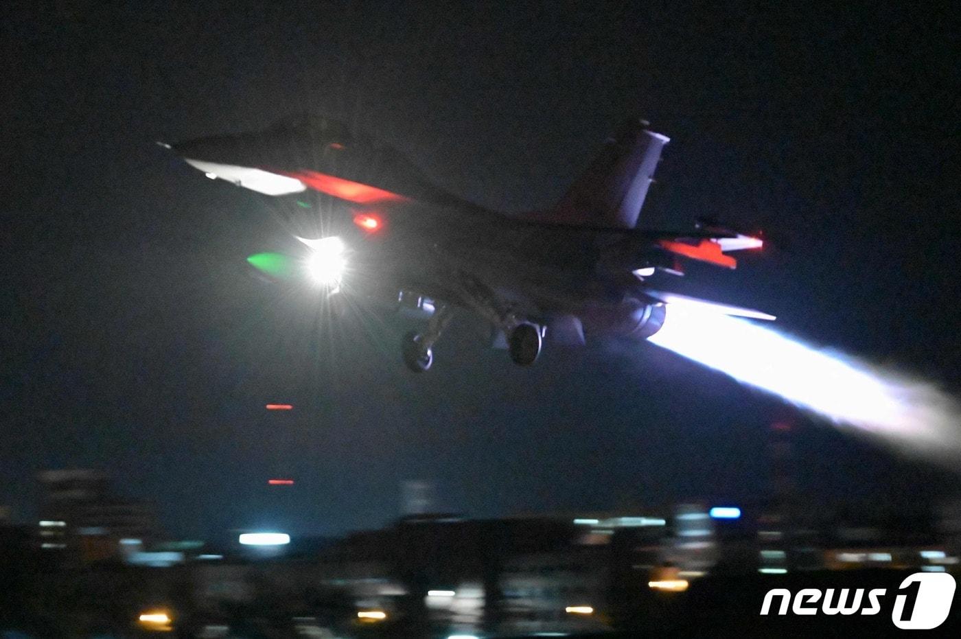 본문 이미지 - 지난해 8월17일(현지시간) 대만 화롄 공군기지에서 미국산 하푼 AGM-84 대함 미사일을 장착한 F-16V 전투기가 훈련을 위해 이륙하고 있다. ⓒ AFP=뉴스1 ⓒ News1 우동명 기자