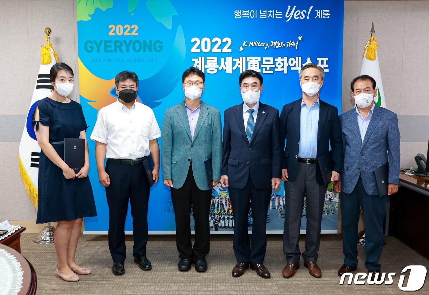 본문 이미지 - 계룡시가 ‘지방재정계획 및 재정공시 심의위원회’를 구성했다. 오른쪽 세번째가 이응우 시장. (계룡시 제공)