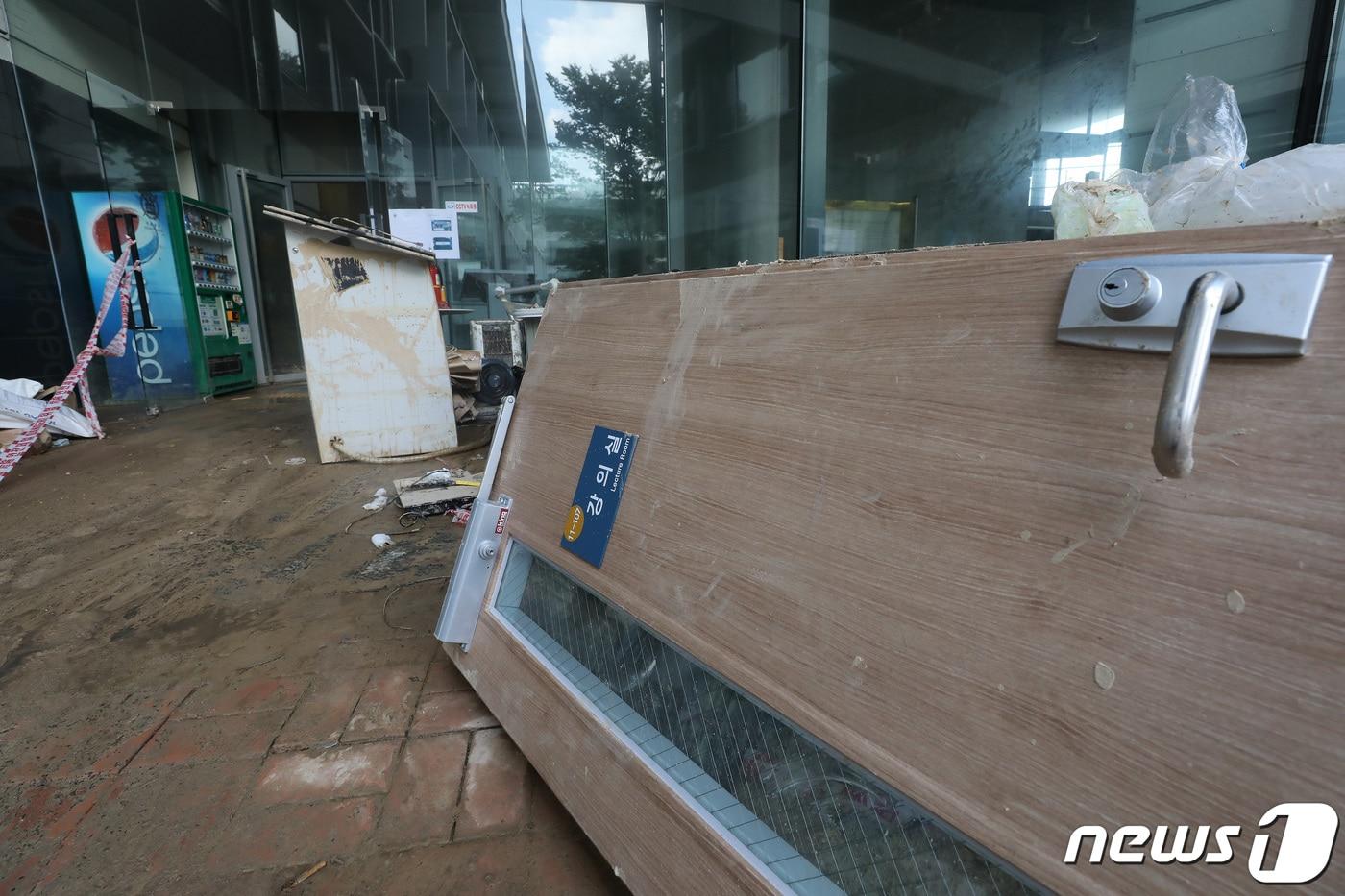 본문 이미지 - 지난해 8월18일 오전 서울 관악구 서울대학교 사범대학이 침수 피해를 입은 모습. 2022.8.18/뉴스1 ⓒ News1 임세영 기자