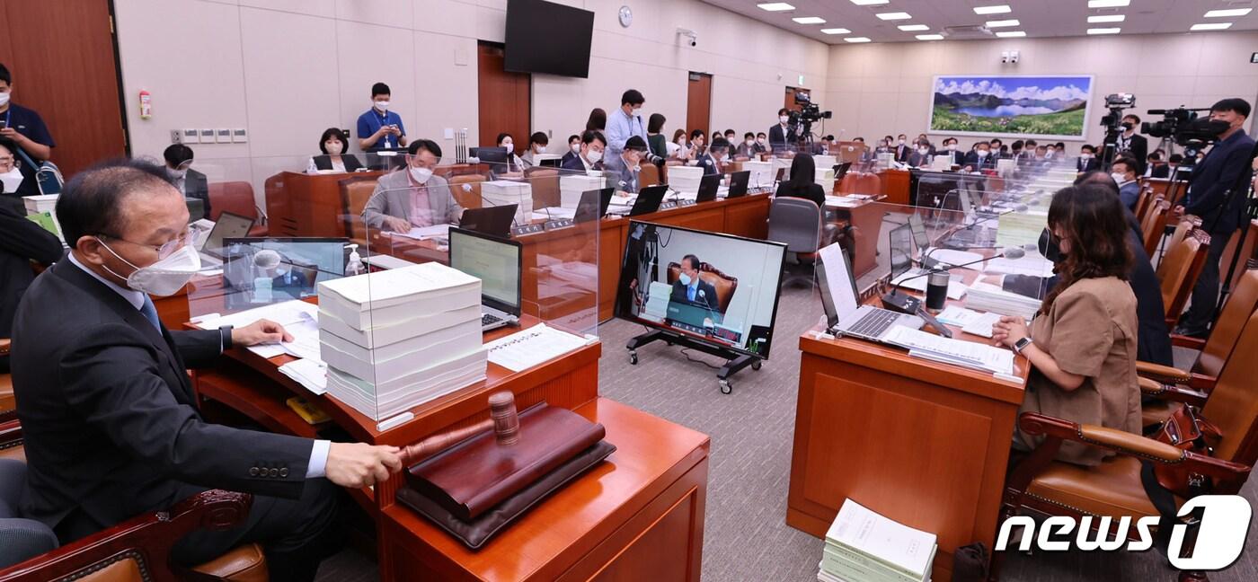 본문 이미지 - 윤재옥 국회 외교통일위원장이 18일 서울 여의도 국회에서 열린 외교통일위원회 전체회의에서 의사봉을 두드리고 있다. (공동취재) 2022.8.18/뉴스1 ⓒ News1 유승관 기자