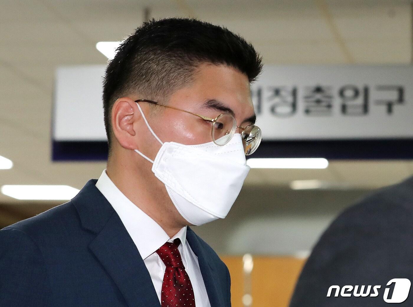 본문 이미지 - 취재원에게 '유시민 전 노무현재단 이사장의 비위를 제보하라'고 강요하다 미수에 그친 혐의로 재판에 넘겨진 이동재 전 채널A 기자가 18일 오전 서울 서초구 서울중앙지방법원에서 열린 항소심 첫 재판에 출석하고 있다. 2022.8.18/뉴스1 ⓒ News1 구윤성 기자