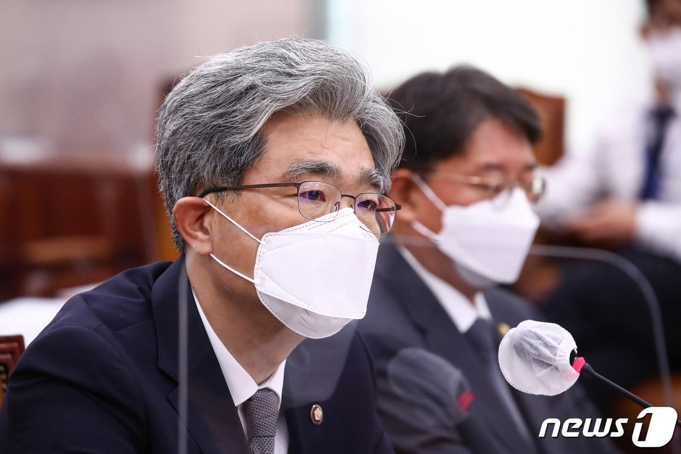 본문 이미지 - 김상환 법원행정처장이 18일 서울 여의도 국회에서 열린 법제사법위원회 전체회의에서 의원들의 질의에 답변하고 있다. (공동취재) 2022.8.18/뉴스1 ⓒ News1 유승관 기자