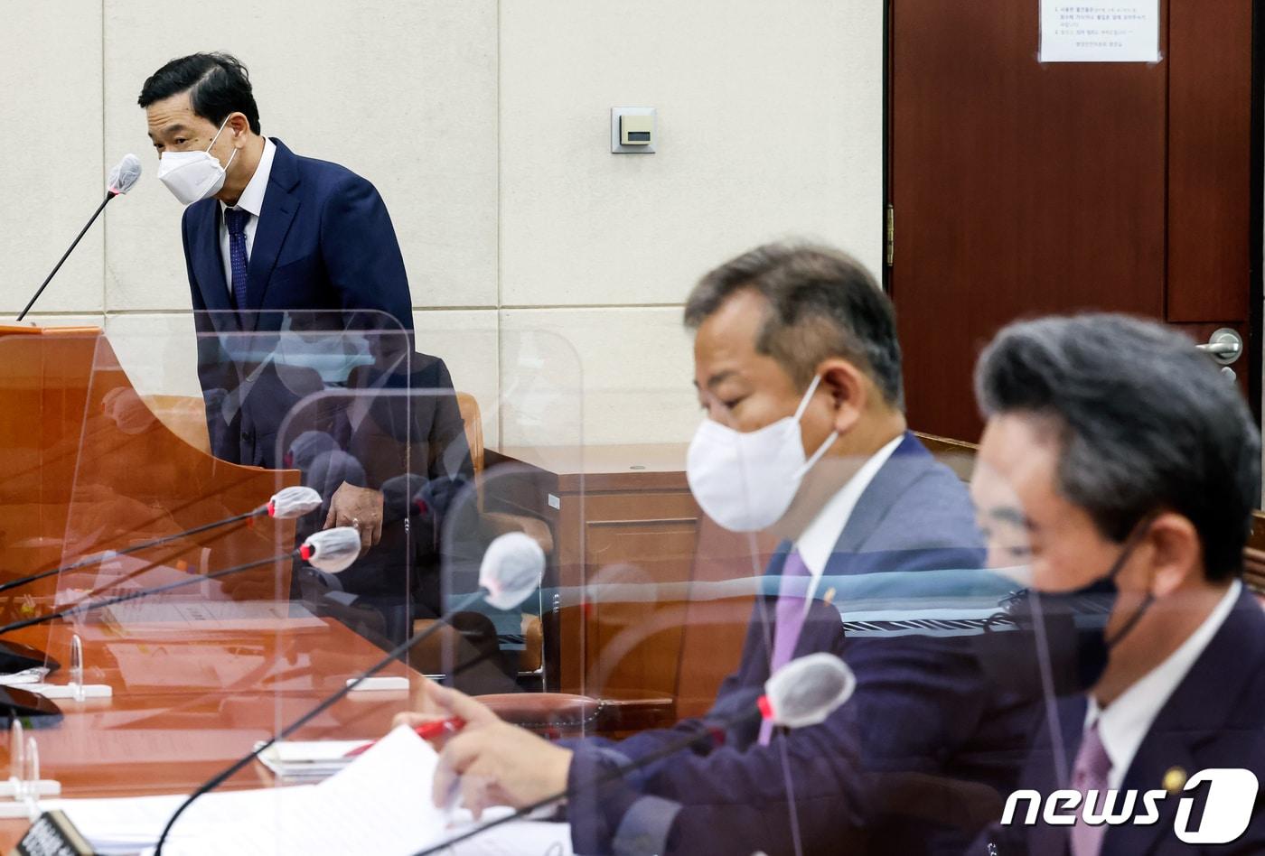 본문 이미지 - 김순호 행정안전부 경찰국장이 18일 서울 여의도 국회에서 열린 행정안전위원회 전체회의에서 의원 질의에 답변하고 있다. (공동취재) 2022.8.18/뉴스1 ⓒ News1 유승관 기자
