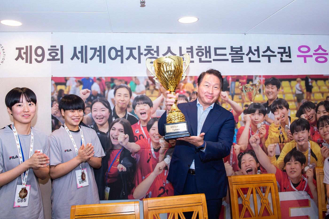 본문 이미지 - 여자청소년핸드볼대표팀이 포상금을 받았다.(대한핸드볼협회 제공) 