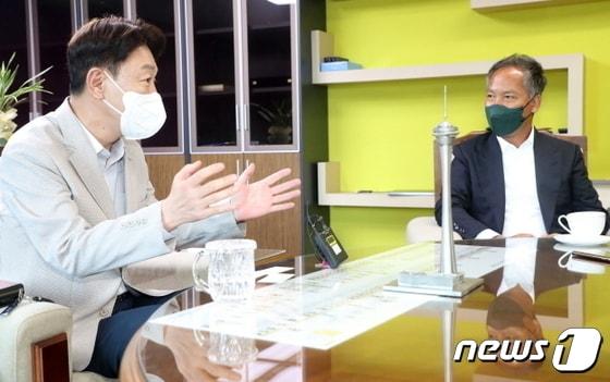 본문 이미지 - 우범기 전북 전주시장(왼쪽)과 전은수 ㈜자광 회장이 지난 17일 시장실에서 첫 만남을 가졌다. 우 시장과 전 회장은 이날 옛 대한방직 부지 개발에 대한 의견을 나웠다.(전주시 제공)2022.8.18/뉴스1