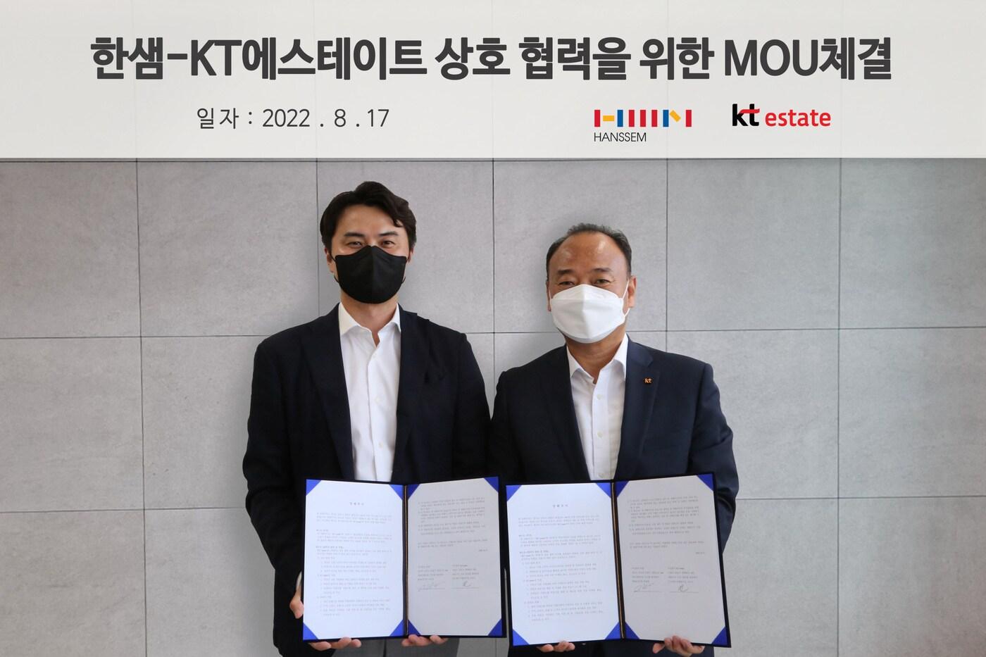 조용한 한샘 SCM본부장&#40;왼쪽&#41;과 이규식 KT에스테이트 프로젝트수행본부장이 기념사진을 찍고 있다.&#40;한샘 제공&#41; 