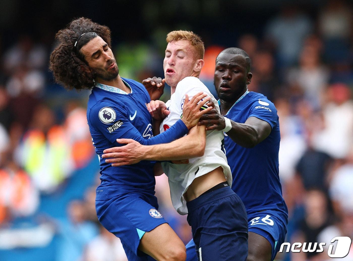 본문 이미지 - 첼시 수비수 마크 쿠쿠렐라(왼쪽) ⓒ 로이터=뉴스1