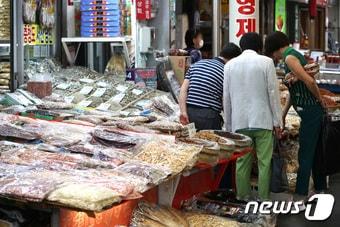 본문 이미지 - 사진은 서울 시내의 한 전통시장에서 시민들이 장을 보는 모습. (뉴스1DB) ⓒ News1 임세영 기자