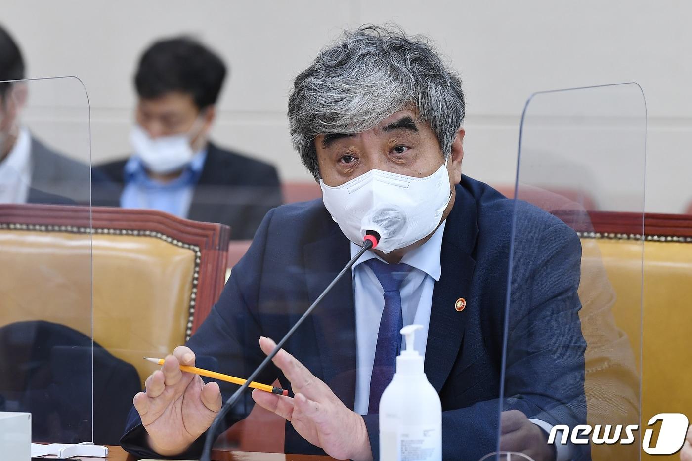 본문 이미지 - 한상혁 방송통신위원장이 지난 18일 오후 서울 여의도 국회에서 열린 과학기술정보방송통신위원회 전체회의에서 의원 질의에 답변하고 있다. (공동취재) 2022.8.18/뉴스1 ⓒ News1 이재명 기자