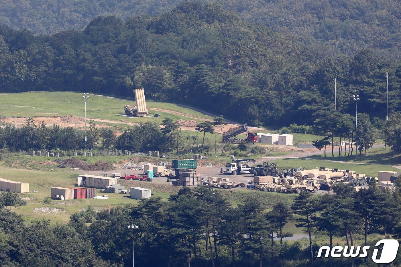 본문 이미지 - 경북 성주군 초전면 소성리 사드(THAAD·고고도 미사일 방어체계) 기지 발사대 주변에 사드 기지 정상화를 앞두고 여러 종류의 차량과 물자가 대기하고 있다. 2022.8.18/뉴스1 ⓒ News1 공정식 기자
