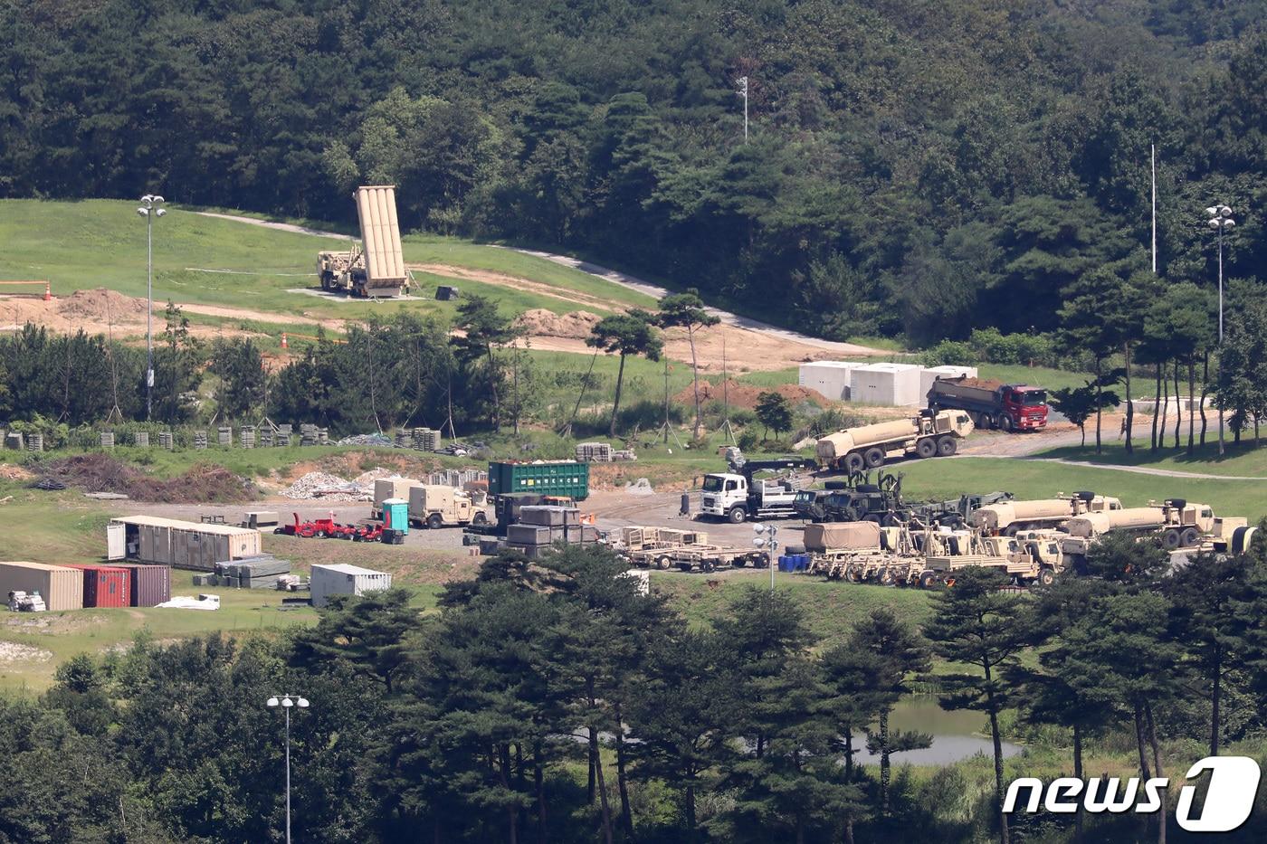 본문 이미지 - 18일 오전 경북 성주군 초전면 소성리 사드(THAAD·고고도 미사일 방어체계) 기지 발사대 주변에 사드 기지 정상화를 앞두고 여러 종류의 차량과 물자가 대기하고 있다. 2022.8.18/뉴스1 ⓒ News1 공정식 기자