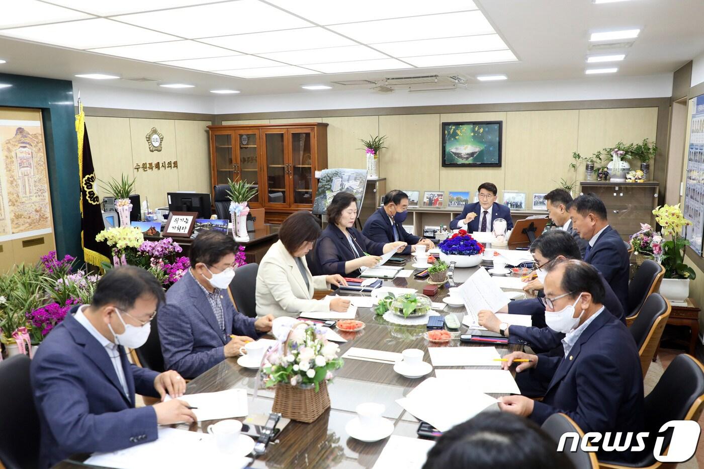 본문 이미지 - 수원시의회 의장단.(수원시의회 제공)