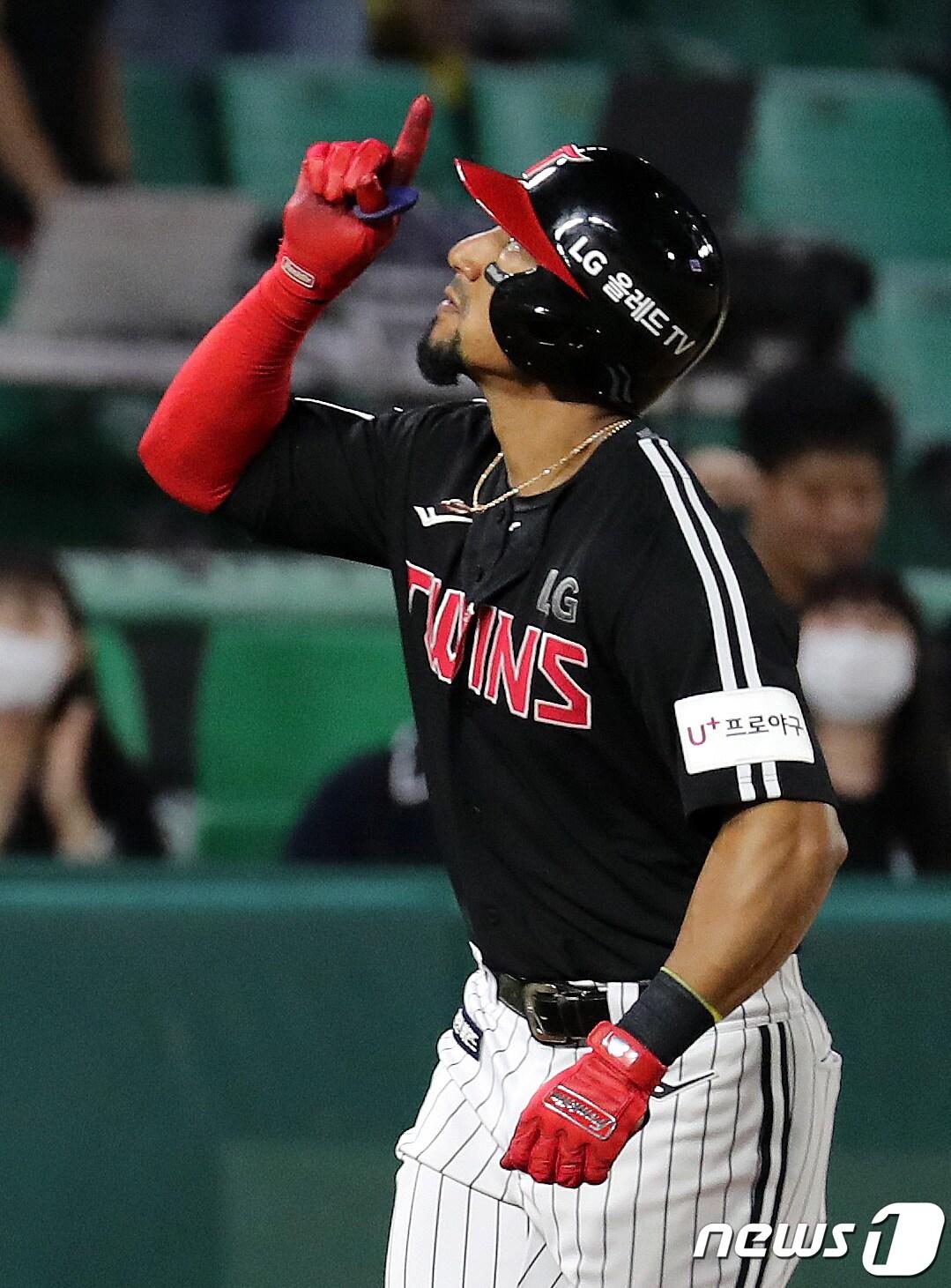 본문 이미지 - 18일 인천 SSG랜더스필드에서 열린 프로야구 '2022 신한은행 SOL KBO리그' SSG랜더스와 LG트윈스의 경기에서 7회초 1사 상황 LG 가르시아가 솔로홈런을 치고 베이스를 돌며 환호하고 있다. 2022.8.18/뉴스1 ⓒ News1 박세연 기자