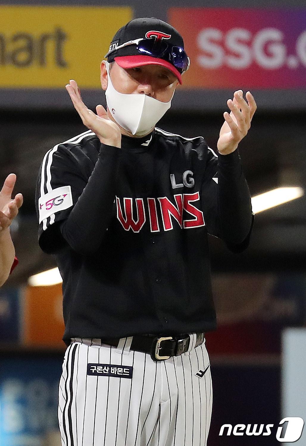 본문 이미지 - 18일 인천 SSG랜더스필드에서 열린 프로야구 '2022 신한은행 SOL KBO리그' SSG랜더스와 LG트윈스의 경기에서 8대4로 승리한 LG 류지현 감독이 선수들에게 박수를 치고 있다. 2022.8.18/뉴스1 ⓒ News1 박세연 기자