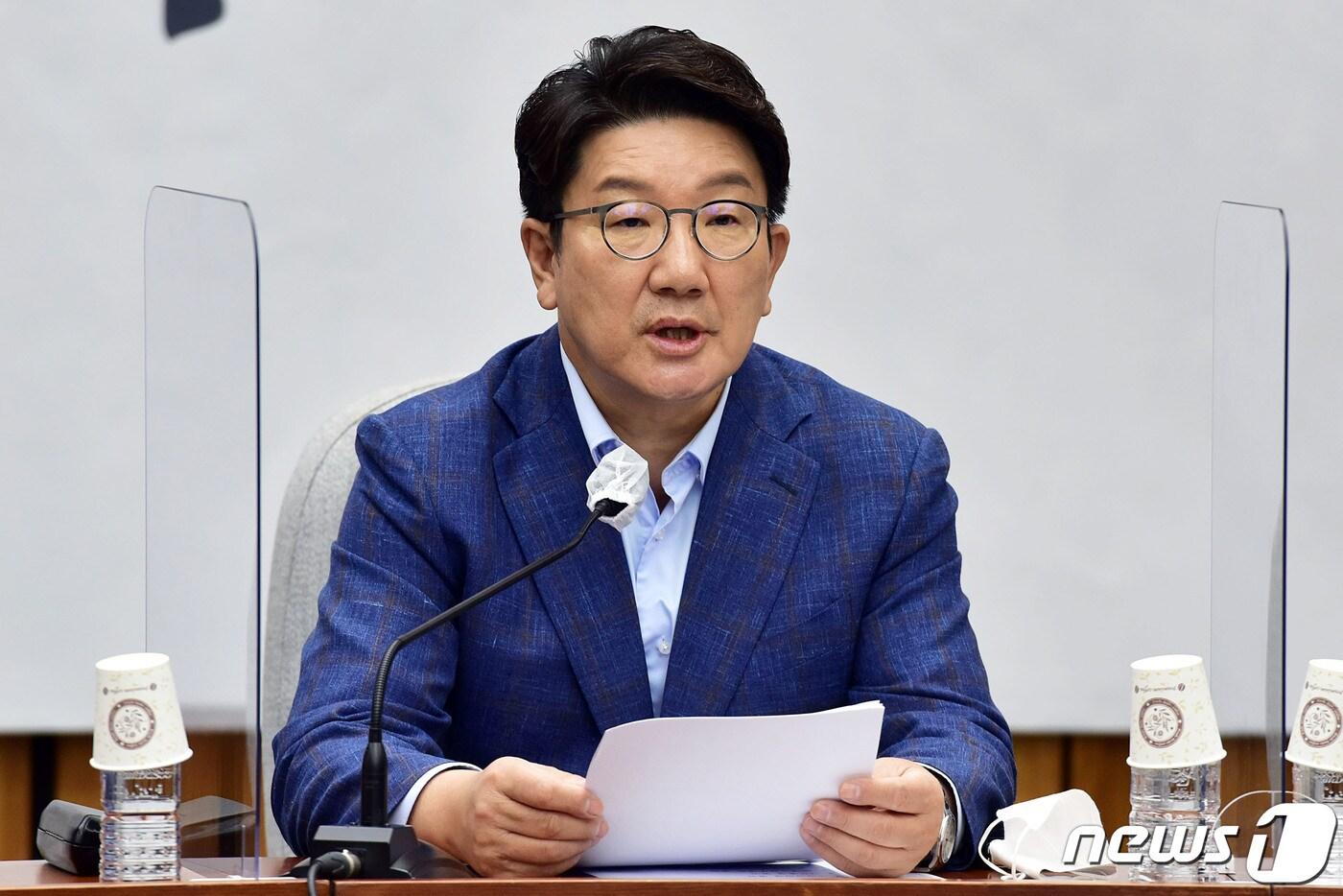본문 이미지 - 권성동 국민의힘 원내대표가 19일 서울 여의도 국회에서 열린 원내대책회의에서 모두발언을 하고 있다. (공동취재) 2022.8.19/뉴스1 ⓒ News1 유승관 기자