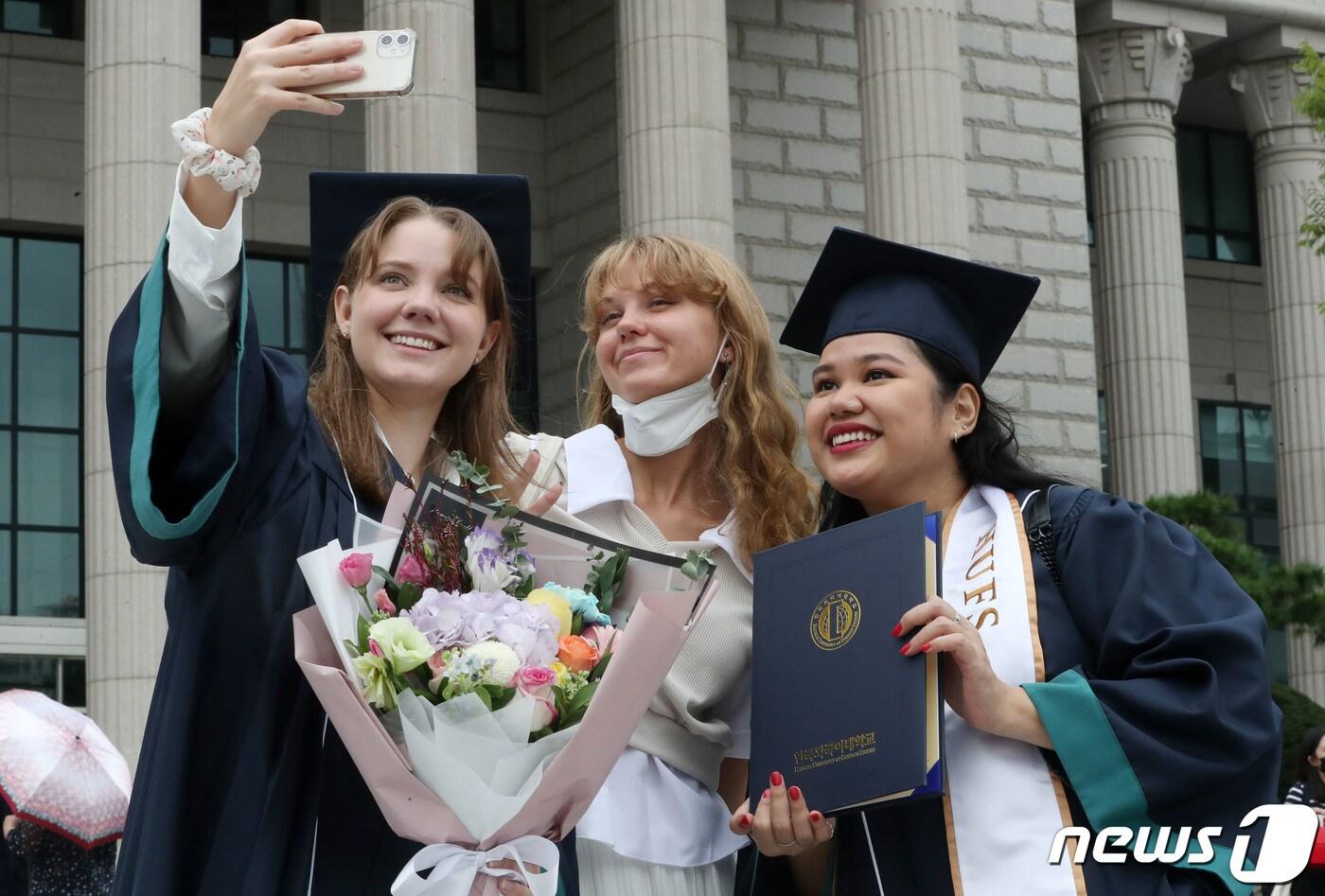 서울 동대문구 한국외국어대학교 2022년 후기 학위수여식에 참석한 외국인 유학생들. /뉴스1 ⓒ News1 박세연 기자