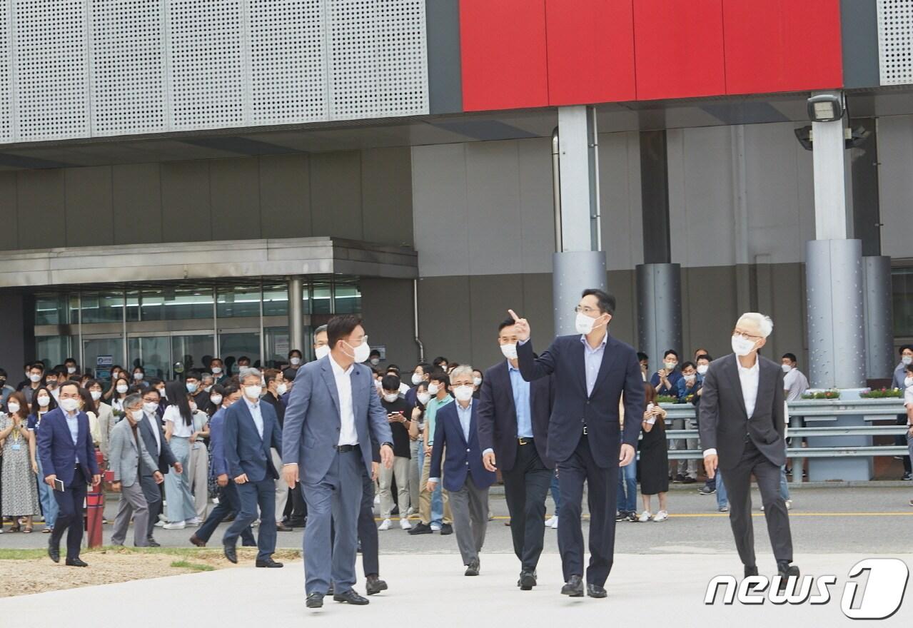 본문 이미지 - 이재용 삼성전자 부회장이 19일 복권 후 첫 대외 행보로 경기도 용인시 기흥캠퍼스에서 열린 반도체R&D단지 기공식에 참석해 직원들과 인사를 나누고 있다. (삼성전자 제공) 2022.8.19/뉴스1