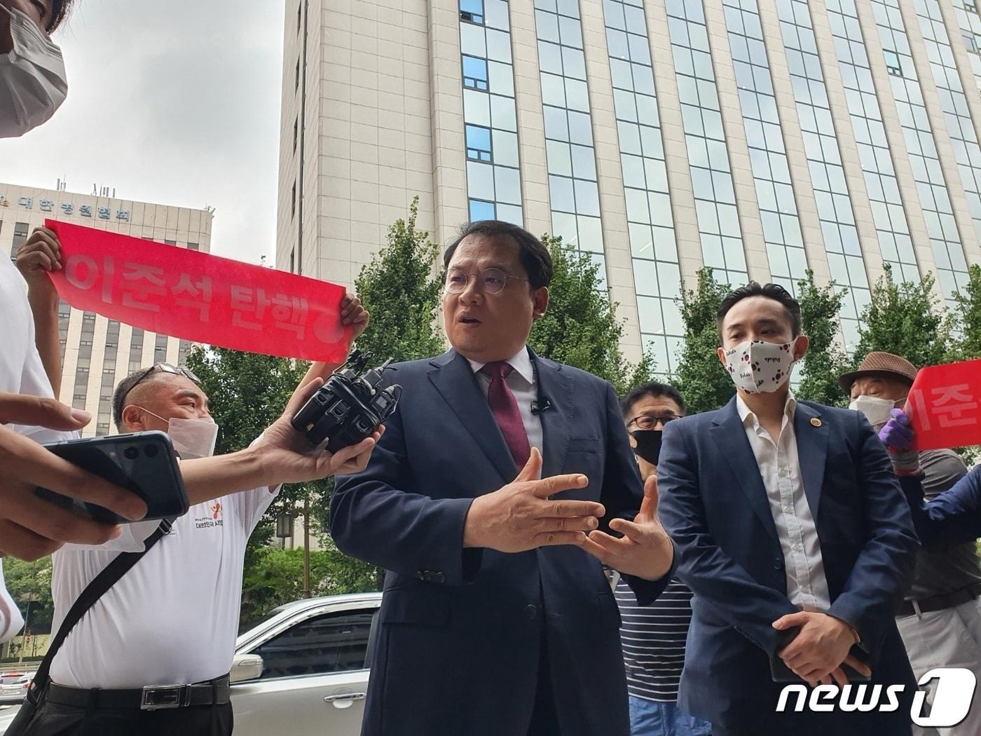 본문 이미지 - 이준석 전 국민의힘 대표 성상납 의혹을 제기한 중소기업 대표 측 변호인 강신업 변호사가 19일 오후 이 전 대표를 무고 혐의로 고발한 사건에 대해 고발인 조사를 받기 위해 경찰에 출석했다.