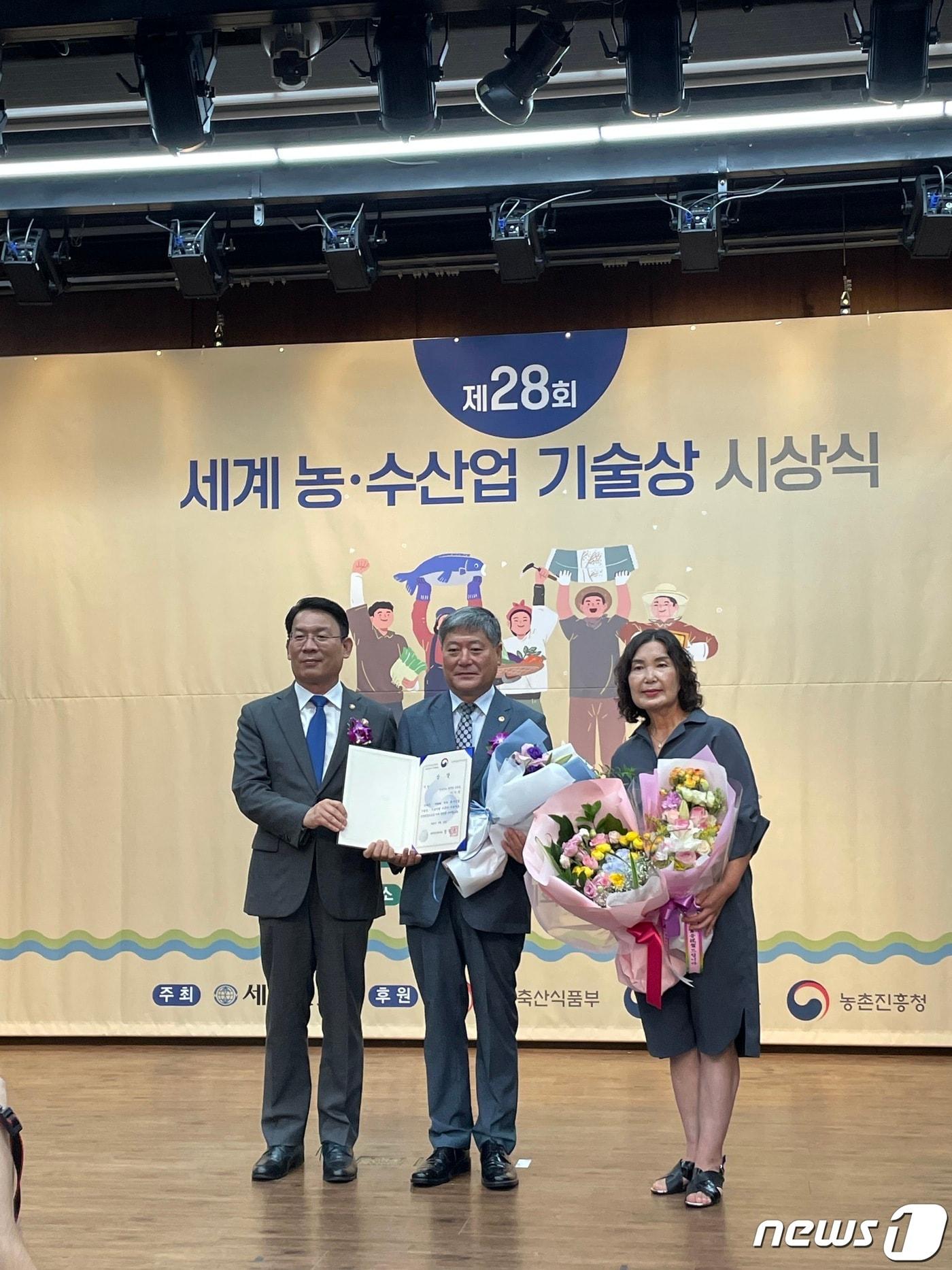 본문 이미지 - 전북 완주군은 이기성 완주군 청운농장 대표(사진 가운데)가 '세계 농·수산업기술상' 대상을 수상했다고 19일 밝혔다.(완주군 제공)2022.8.19/뉴스 1