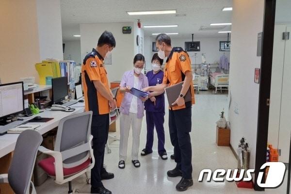본문 이미지 - 충북 청주동부소방서 특수 목적 의료시설 대상 소방 안전 활동 모습.(청주동부소방서 제공).2022.8.19/(사진은 기사 내용과 무관함) / 뉴스1