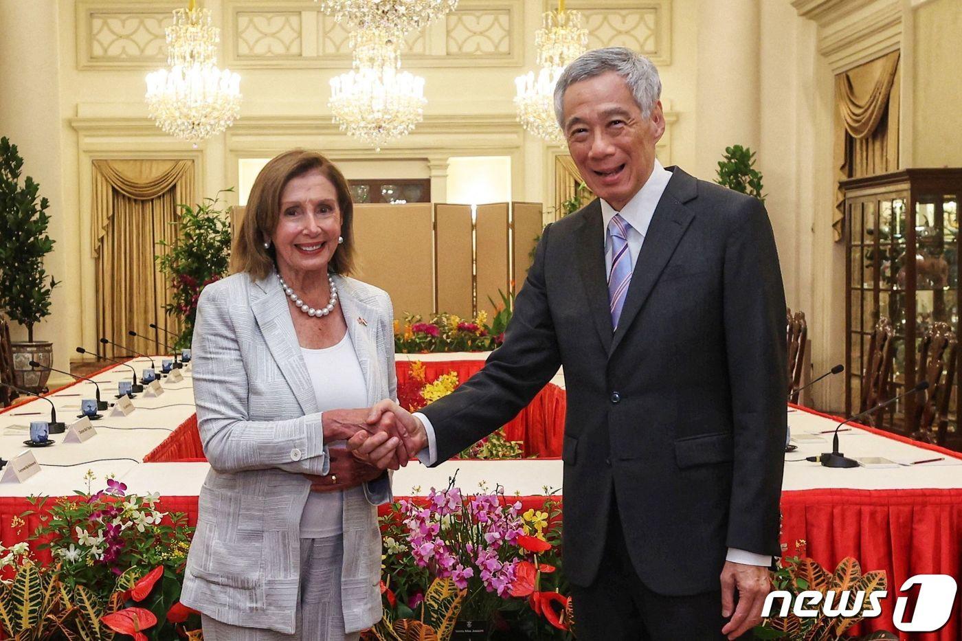 낸시 펠로시 미국 하원의장이 1일 아시아 순방 중 싱가포르 리셴룽 총리와 만나고 있다. ⓒ AFP=뉴스1 ⓒ News1 우동명