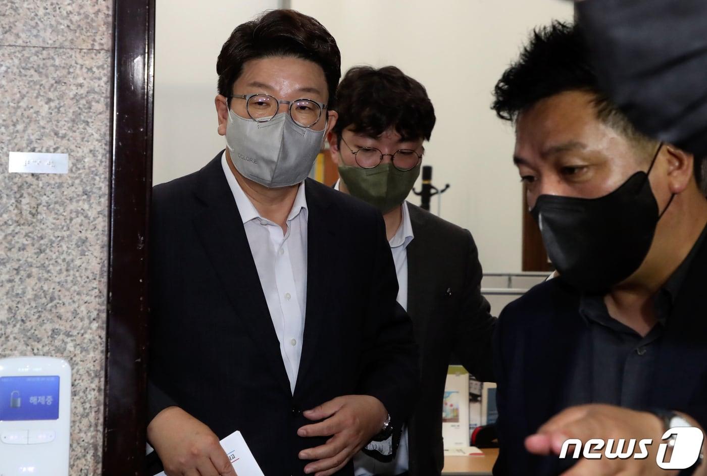 본문 이미지 - 권성동 국민의힘 원내대표가 2일 국회에서 열린 비공개 최고위원회의를 마친 뒤 원내대표실을 나서고 있다. (공동취재) 2022.8.2/뉴스1 ⓒ News1 허경 기자