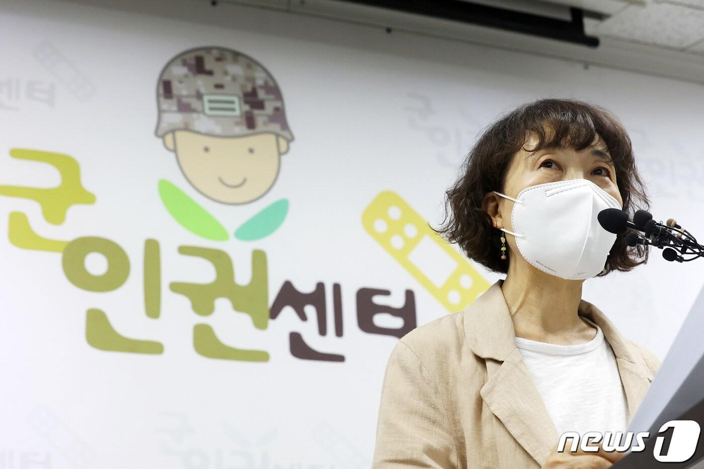 김숙경 군 성폭력상담소 소장이 2일 서울 마포구 군인권센터에서 공군 제15특수임무비행단 여군 하사 성폭력 사건 관련 기자회견문을 낭독하고 있다. 공군 제15특수임무비행단은 故이예람 중사가 마지막으로 근무한 부대다. 이번 성폭력 사건의 피해자는 상관의 강요로 따라갔다가 억울하게 주거침입과 상해죄 등으로 피의자 신분이 돼 조사받고 있다고 했다. ⓒ News1 조태형 기자