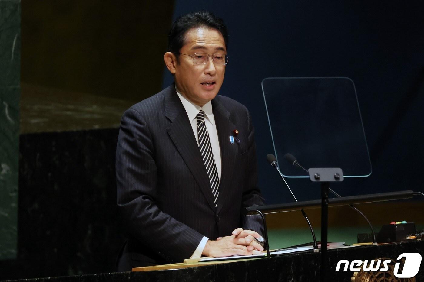 본문 이미지 - 기시다 후미오 일본 총리가 1일(현지시간) 뉴욕의 유엔 본부에서 열린 핵 확산금지조약(NPT) 평가 회의에 일본 총리로는 처음으로 참석해 연설을 하고 있다. ⓒ AFP=뉴스1 ⓒ News1 우동명 기자