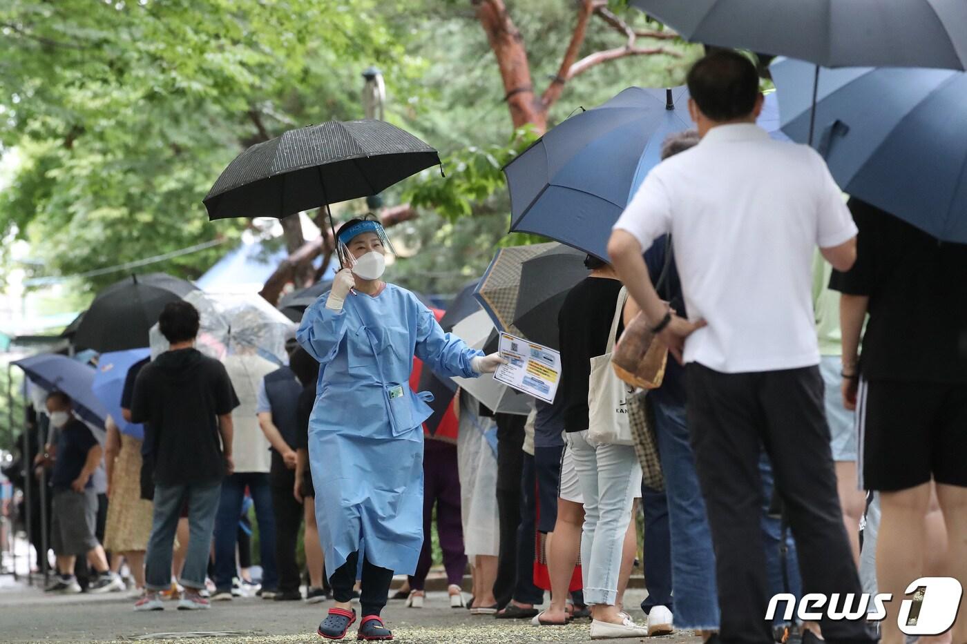 본문 이미지 - 지난 2일 오전 대구 달서구보건소 관계자들이 PCR(유전자증폭) 검사를 받기 위해 선별진료소를 찾은 시민들을 안내하고 있다. 2022.8.2/뉴스1 ⓒ News1 공정식 기자