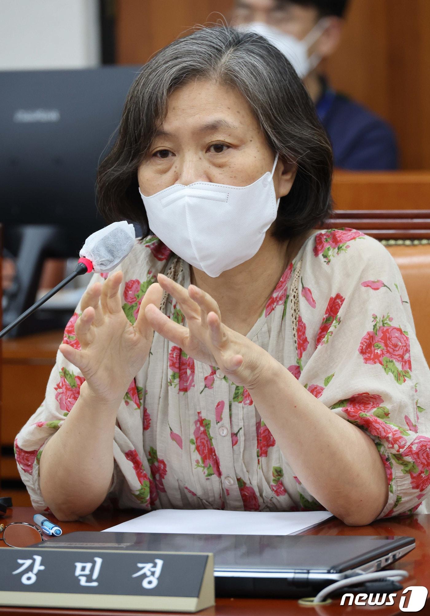 본문 이미지 - 강민정 더불어민주당 의원이 2일 서울 여의도 국회에서 열린 교육위원회 전체회의에서 박순애 사회부총리 겸 교육부장관의 5세 입학연령제와 논문 표절 관련 발언을 하고 있다. (공동취재) 2022.8.2/뉴스1 ⓒ News1 유승관 기자